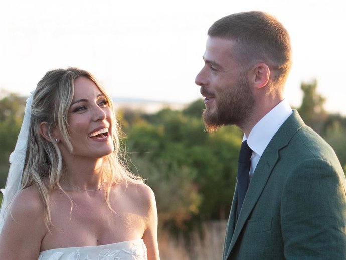 Edurne García Almagro y David de Gea posando para la prensa tras darse el 'sí, quiero' en Menorca, a 01 de julio de 2023, en Menorca (Islas Baleares, España).