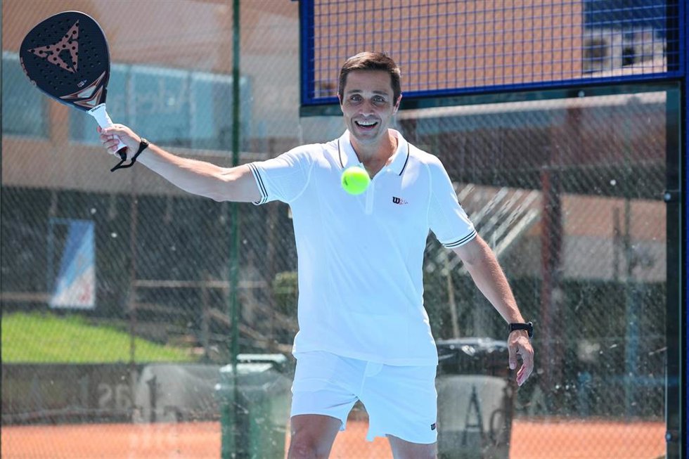 El jugador de pádel Fernando Belasteguín con su nueva pala Wilson Bela x CUPRA V2