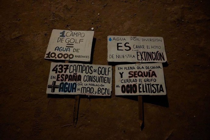 Acción de activistas climáticos en campos de golf para denunciar el despilfarro de agua.