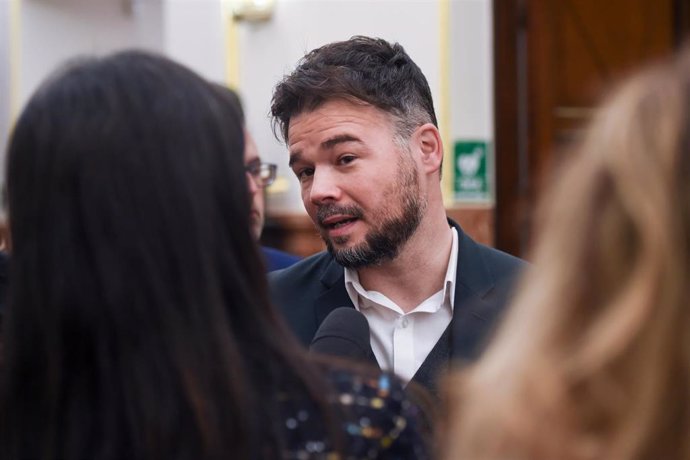 Archivo - El portavoz de ERC en el Congreso, Gabriel Rufián, ofrece declaraciones a los medios a su llegada a una sesión plenaria en el Congreso de los Diputados, a 23 de febrero de 2023, en Madrid (España).  