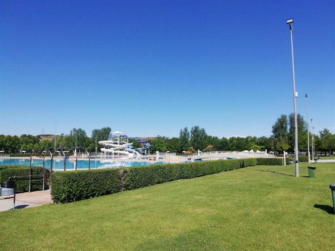 Archivo - Las piscinas municipales de Las Norias, Varea y El Cortijo cierran temporada, en la que las altas temperaturas han disparado las visitas de abonados y usuarios.