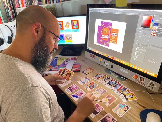 El virólogo Enrique Royuela con el juego 'Historia de la ciencia española' hecho en Cuenca.