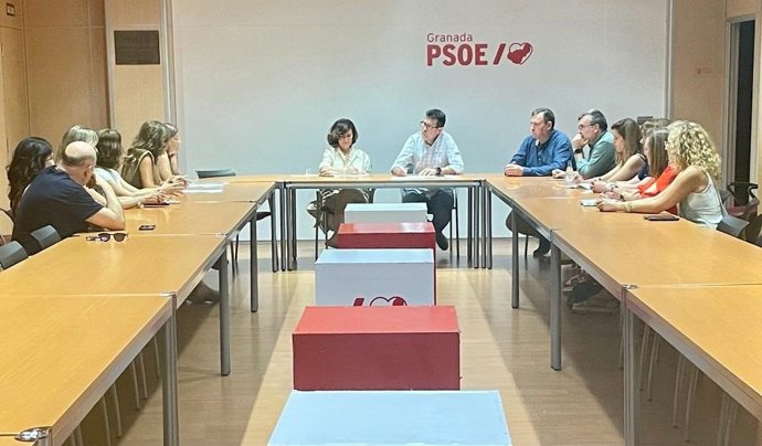 El PSOE se reúne con los representantes de los funcionarios de justicia en huelga  en Granada