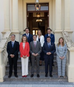 Los consejeros del Gobierno de La Rioja posan una vez jurados sus cargos en las escalinatas del Palacio del Ejecutivo riojano junto al presidente del Gobierno riojano, Gonzalo Capellán