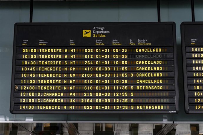 Un panel en un aeropuerto informa de varios vuelos cancelados.