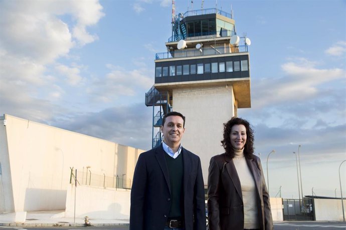 Archivo - María del Mar Vázquez y Javier A. García en el Aeropuerto de Almería