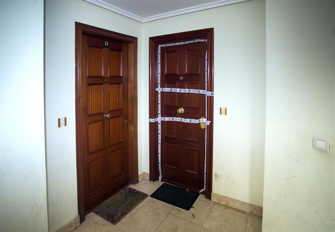 Puerta de la vivienda dónde ha tenido lugar un presunto crimen machista, a 2 de julio de 2023, en Burgos, Castilla y León (España). Un hombre se encuentra detenido por un presunto delito de violencia de género. 