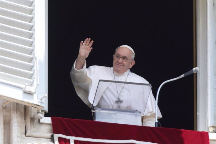 Imagen de archivo del Papa Francisco asomado en el balcón del Palacio Apostólico Vaticano.