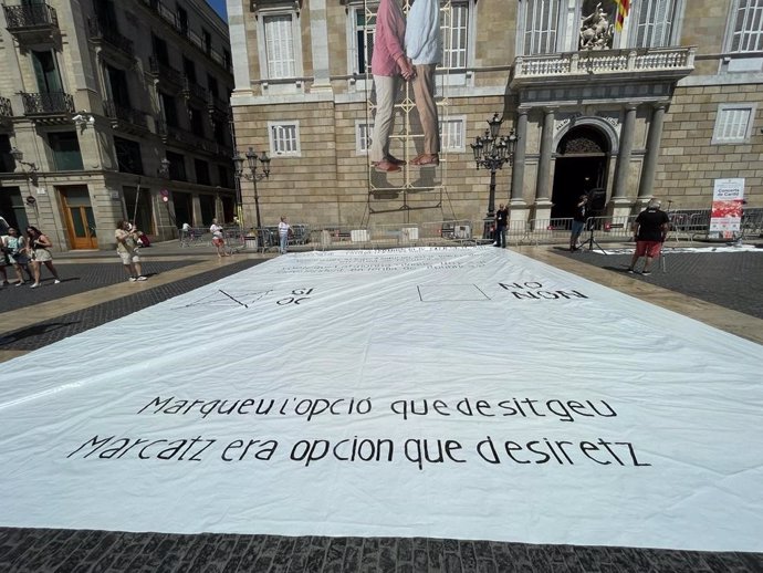 Pancarta de la papeleta del 1-O desplegada por entidades independentistas en la plaza Sant Jaume de Barcelona