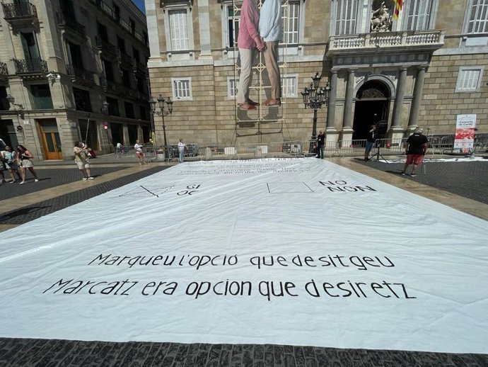 Pancarta de la papereta de l'1-O desplegada per entitats independentistes a la plaa Sant Jaume de Barcelona