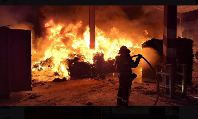 Incendio en una empresa de recicleje en La Cistérniga.
