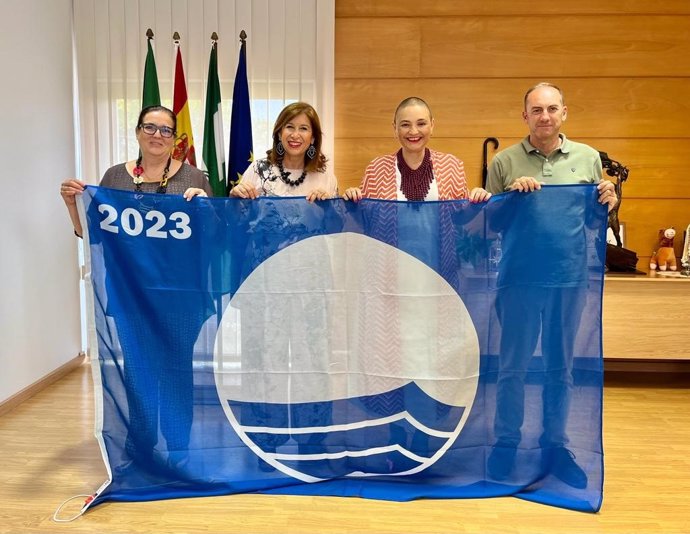 Bandera azul para la playa de Los Álamos de Torremolinos por su calidad ambiental.