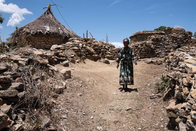 Archivo - Una civil en Samre, en la región etíope de Tigray 