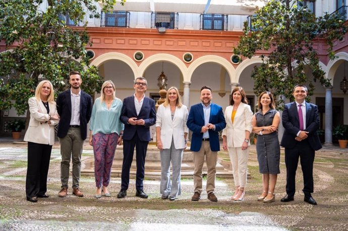 La alcaldesa de Granada, Marifrán Carazo, junto a los presidentes de las juntas municipales de los ocho distritos de la capital