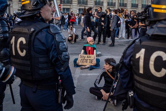 June 30, 2023, Paris, France: A woman seen siiting on the floor with a placard that says ''Serge, Nahel, the State kills'', during the spontaneous demonstration. On the fourth day of protests following the death of 17-year-old Nahel by police in Nanterr