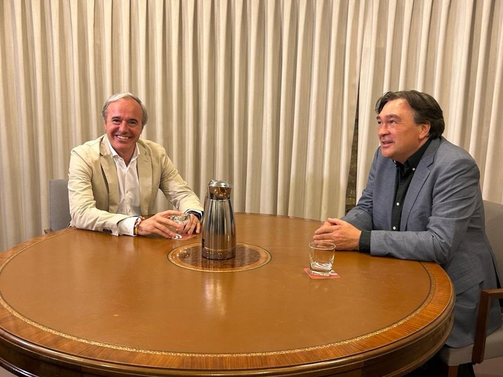 El candidato del PP a la Presidencia de Aragón, Jorge Azcón, y el diputado de Teruel Existe, Tomás Guitarte, en una reunión en La Aljafería.