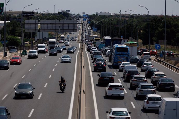 Decenas de coches en la autovia A4, el primer día de la Operación Especial del Verano, a 30 de junio de 2023, en Madrid (España). DGT prevé 95 millones de desplazamientos de largo recorrido por carretera para este verano, un 1,75% más que los movimiento