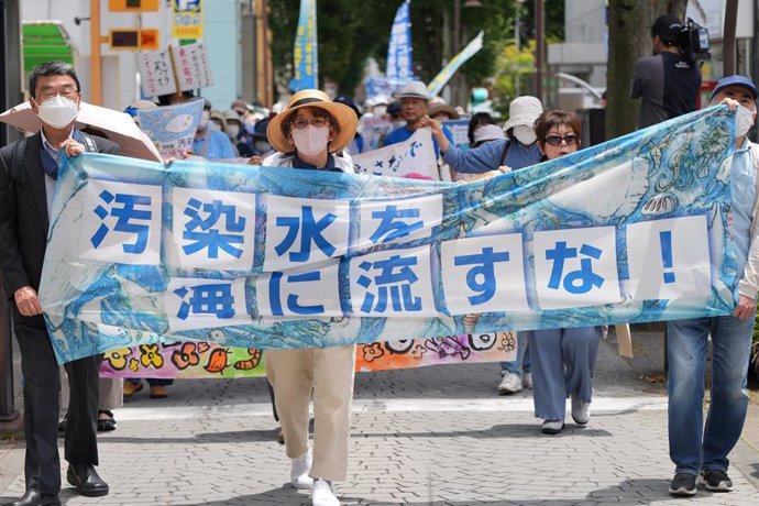 Pancarta contra el vertido de agua radiactiva de Fukushima