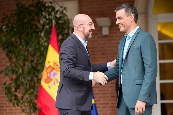 El presidente del Gobierno, Pedro Sánchez, recibe al presidente del Consejo Europeo, Charles Michel, en el Palacio de la Moncloa, a 2 de julio de 2023, en Madrid (España). Pedro Sánchez y Charles Michel se han reunido esta tarde para hablar sobre las pr