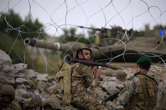 Militar libanés en la frontera con Israel