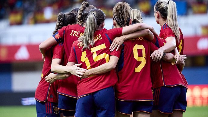 Las jugadoras de la selección española de fútbol celebran un gol.