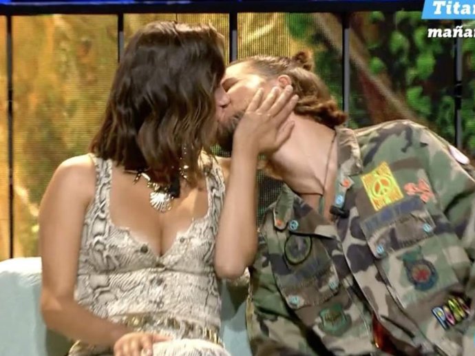ADARA Y BOSCO CONFIRMAN SU HISTORIA DE AMOR EN 'SUPERVIVIENTES' CON UN NUEVO BESO