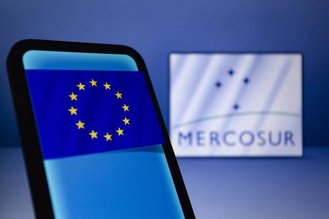 Archivo - Banderas de la Unión Europea y de Mercosur