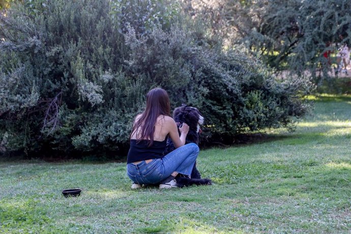 Archivo - Una mujer con su perro en un parque