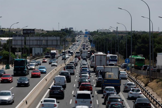 Decenas de coches en una autovia 