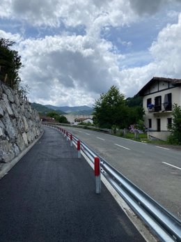 Carril bici habilitado en Lesaka, con el muro retranqueado y las barreras de protección instaladas para proteger a los ciclistas del tráfico por carretera