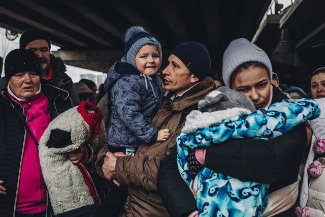 Archivo - Varias personas con niños esperan para cruzar el río de Irpin, a 5 de marzo de 2022, en Irpin (Ucrania)