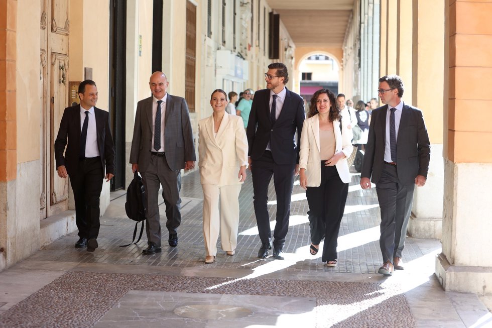 Prohens, junto a otros diputados del PP, llega al Parlament.