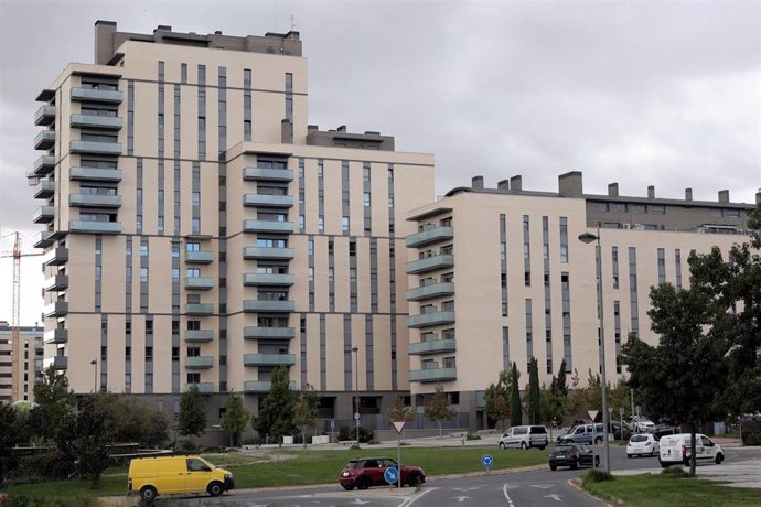 Archivo - Bloques de edificios habitados en Madrid (España).