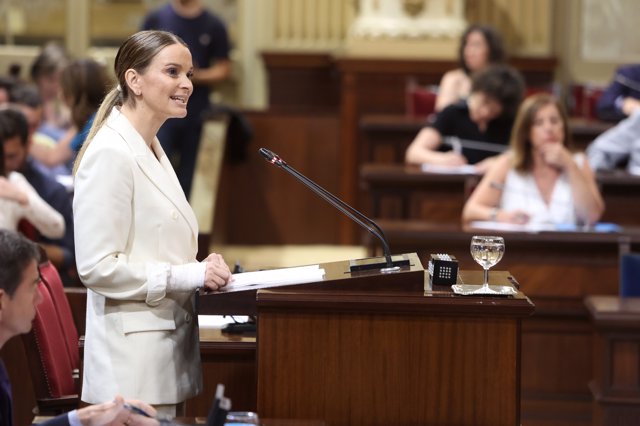 La líder del PP, Marga Prohens, pronuncia su discurso de investidura en el Parlament.