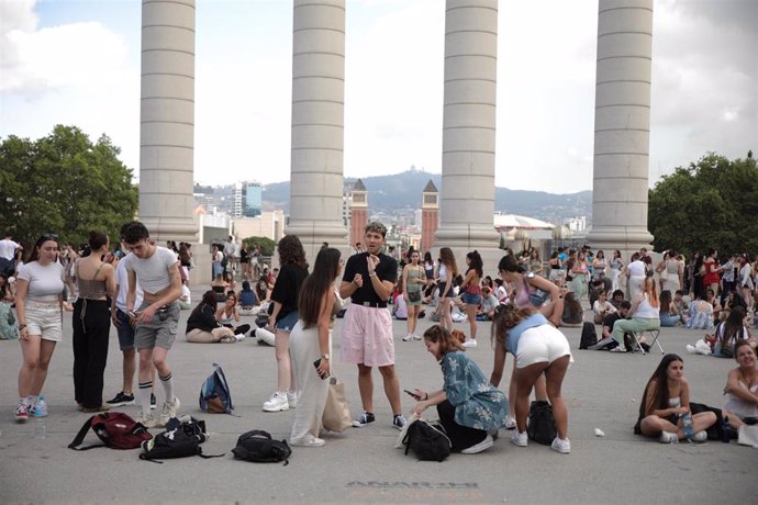 Aspirantes a concursantes de la próxima edición de Operación Triunfo esperando a entrar al casting de Barcelona