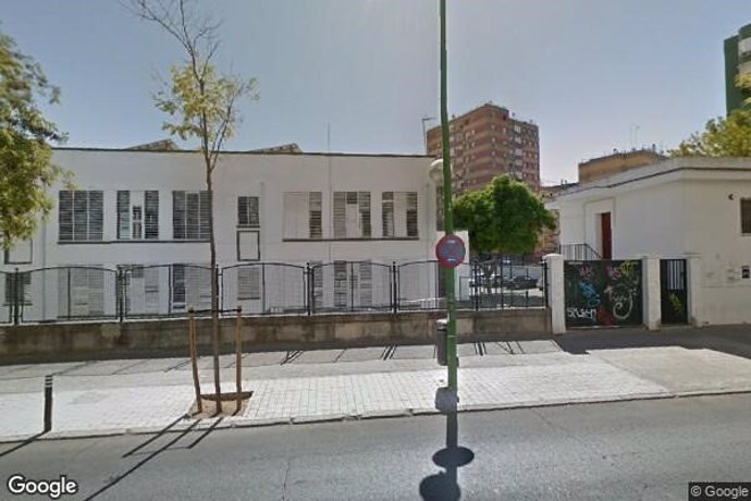 Fachada del colegio Calvo Sotelo en Sevilla.