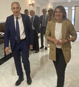 El rector de la UVA, Antonio Largor Cabrerizo, junto a la consejera Rocío Lucas.