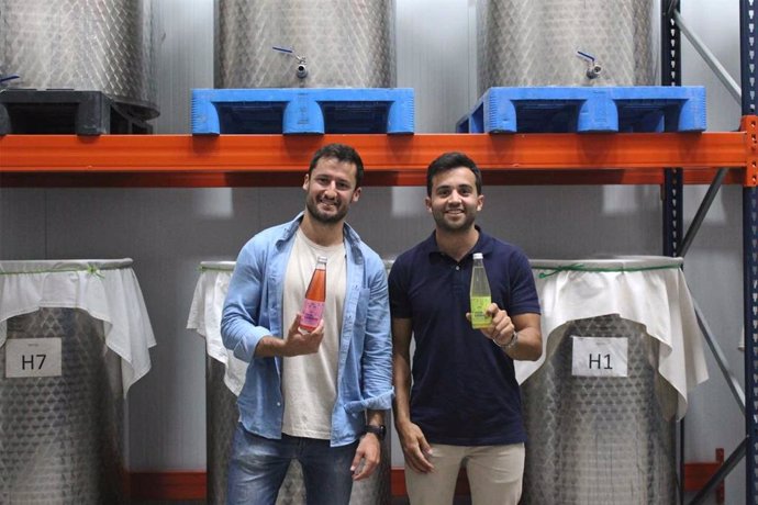 Imagen de los cofundadores de Víver Kombucha, Raúl de Frutos y Fernando Martín.