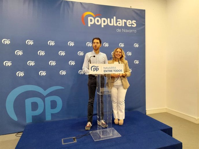 Los cabezas de lista del PP por Navarra al Congreso y el Senado, Sergio Sayas y Amelia Salanueva, respectivamente, en la rueda de prensa