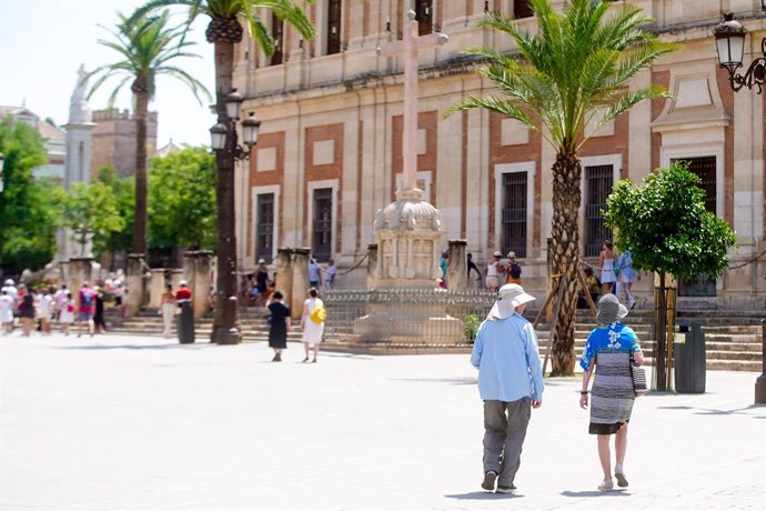 Unos turistas por los alrededores de la Catedral de Sevilla a 26 de junio del 2023.