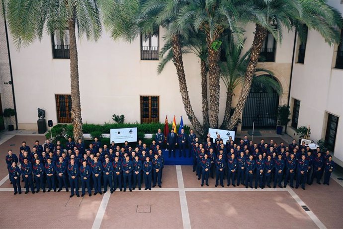 El presidente de la Comunidad en funciones, Fernando López Miras, posa con los alumnos que han concluido este curso su periodo de formación en la Academia General del Aire (AGA).