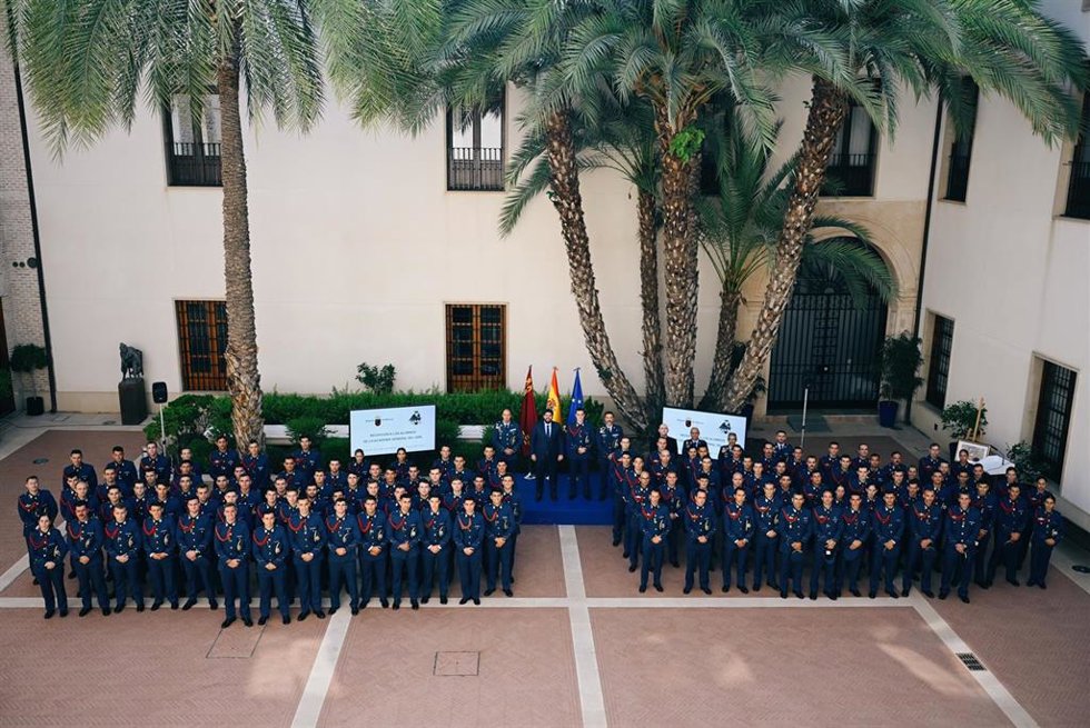 El presidente de la Comunidad en funciones, Fernando López Miras, posa con los alumnos que han concluido este curso su periodo de formación en la Academia General del Aire (AGA).
