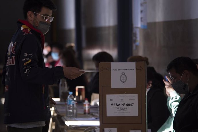 Archivo - Imagen de archivo de un hombre votando en Argentina. 