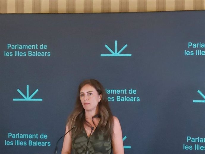 La portavoz parlamentaria de Vox, Idoia Ribas, en rueda de prensa