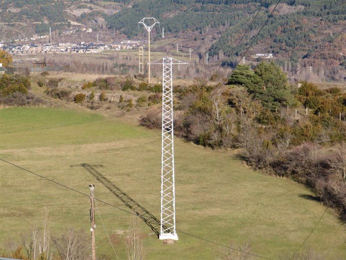 Archivo - Endesa invierte 150.000 euros en la digitalización de la red para mejorar la calidad a 3.000 clientes de Jaca (Huesca)