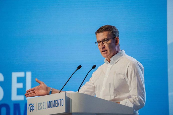 El líder del PP, Alberto Núñez Feijóo, durante un acto de precampaña electoral, a 2 de julio de 2023, en Toledo, Castilla-La Mancha (España). Feijóo ha participado en un multitudinario acto de precampaña en Toledo de cara a las elecciones generales del 