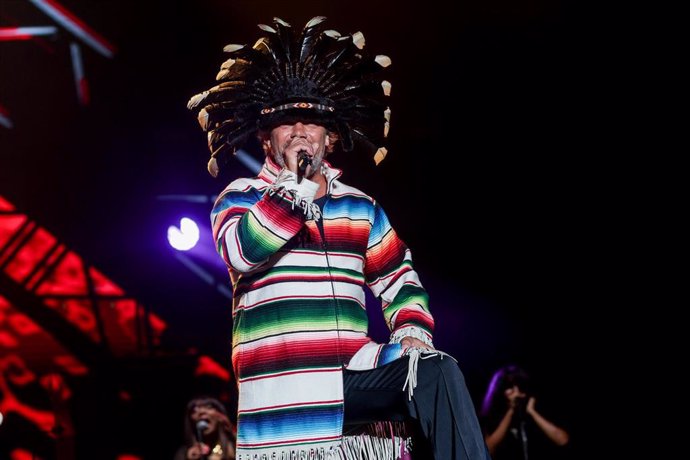 EL cantante Jamiroquai durante una actuación en el Festival Río Babel, en la Caja Mágica de Madrid, a 2 de julio de 2023, en Madrid (España). 