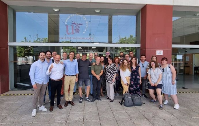 Parte del equipo que hace posible RadiUS, la radio de la Universidad de Sevilla.