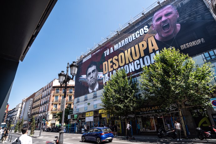 La plataforma Desokupa despliega una lona en Atocha contra el presidente del Gobierno, a 3 de julio de 2023, en Madrid (España).