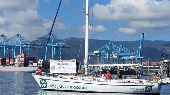 Barco utilizado por los ecologistas para protestar contra las emisiones de los buques.